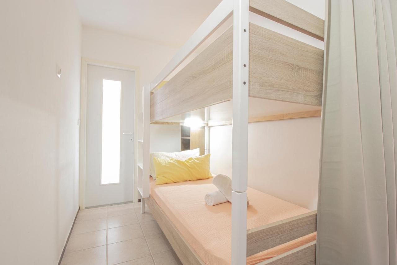 Galapagus Privat Beach & Boat Dock Apartment Metajna Luaran gambar