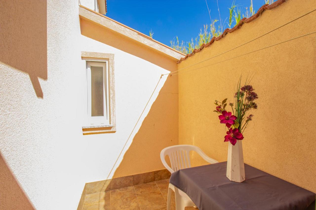 Galapagus Privat Beach & Boat Dock Apartment Metajna Luaran gambar