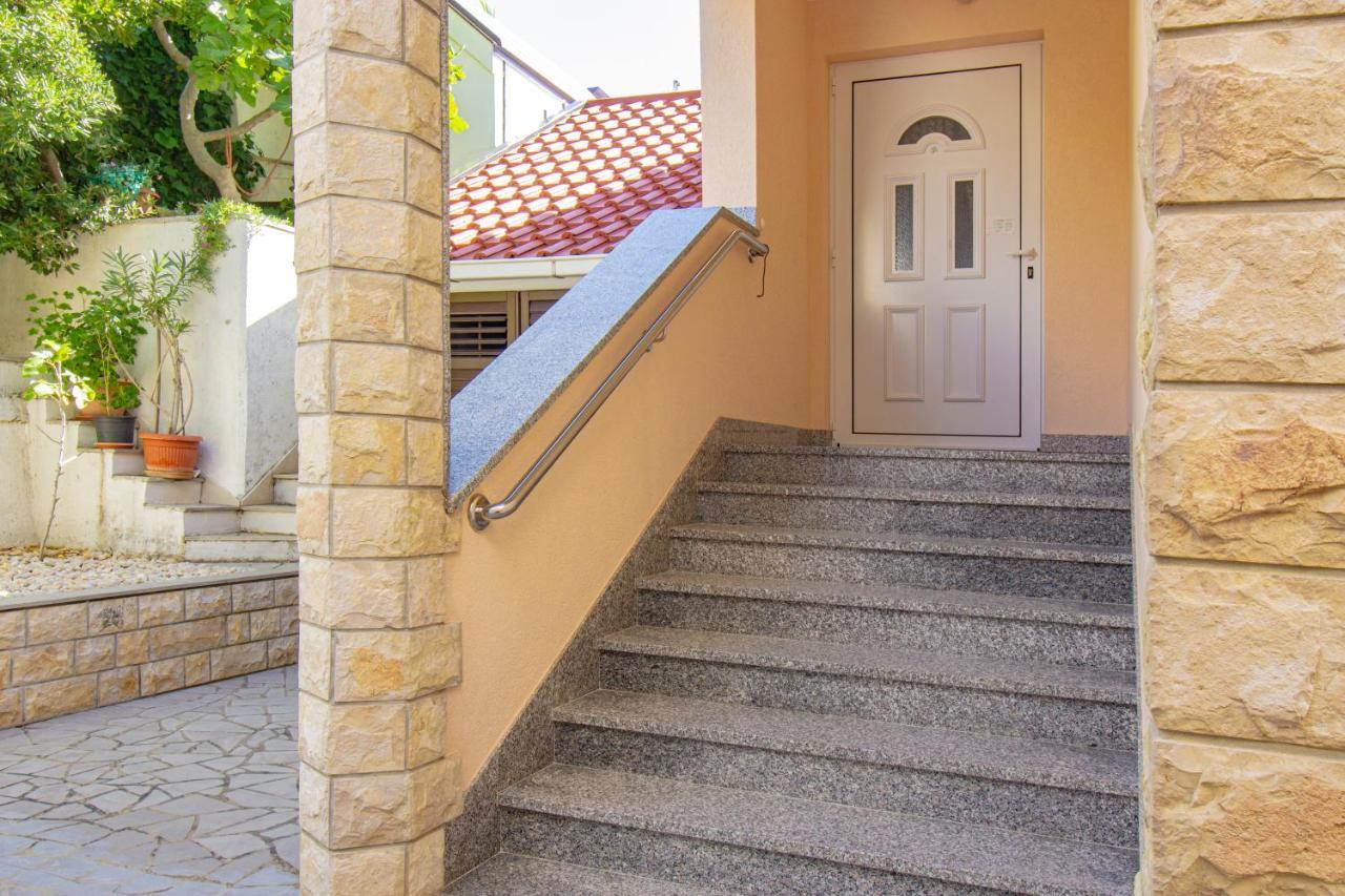 Galapagus Privat Beach & Boat Dock Apartment Metajna Luaran gambar