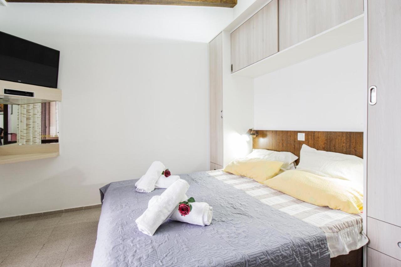 Galapagus Privat Beach & Boat Dock Apartment Metajna Luaran gambar