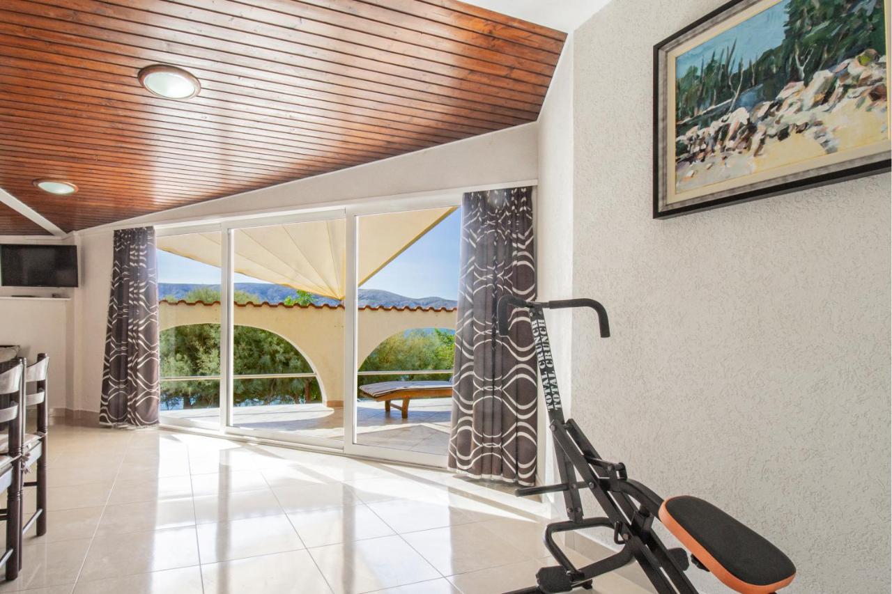 Galapagus Privat Beach & Boat Dock Apartment Metajna Luaran gambar