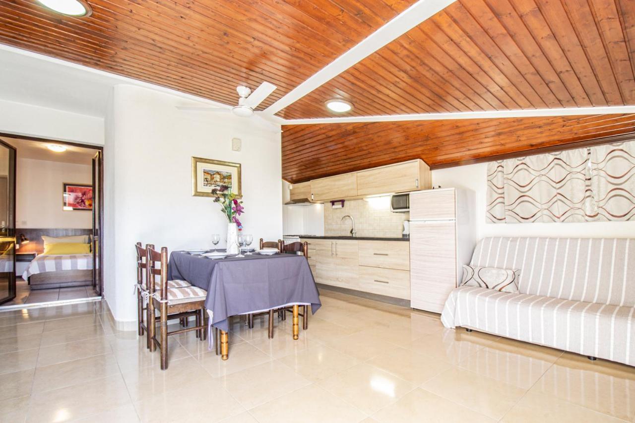 Galapagus Privat Beach & Boat Dock Apartment Metajna Luaran gambar