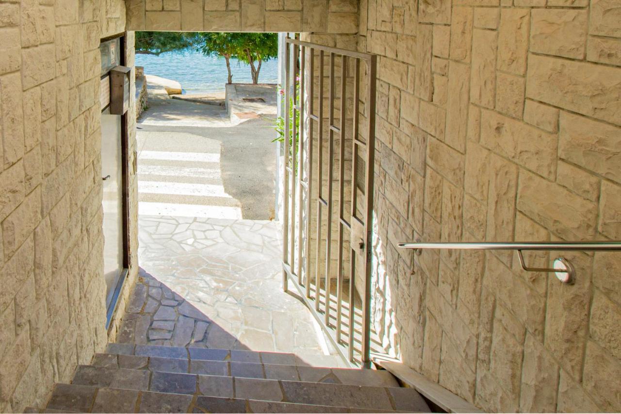 Galapagus Privat Beach & Boat Dock Apartment Metajna Luaran gambar