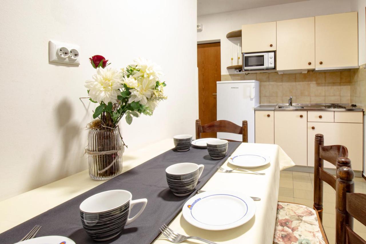 Galapagus Privat Beach & Boat Dock Apartment Metajna Luaran gambar