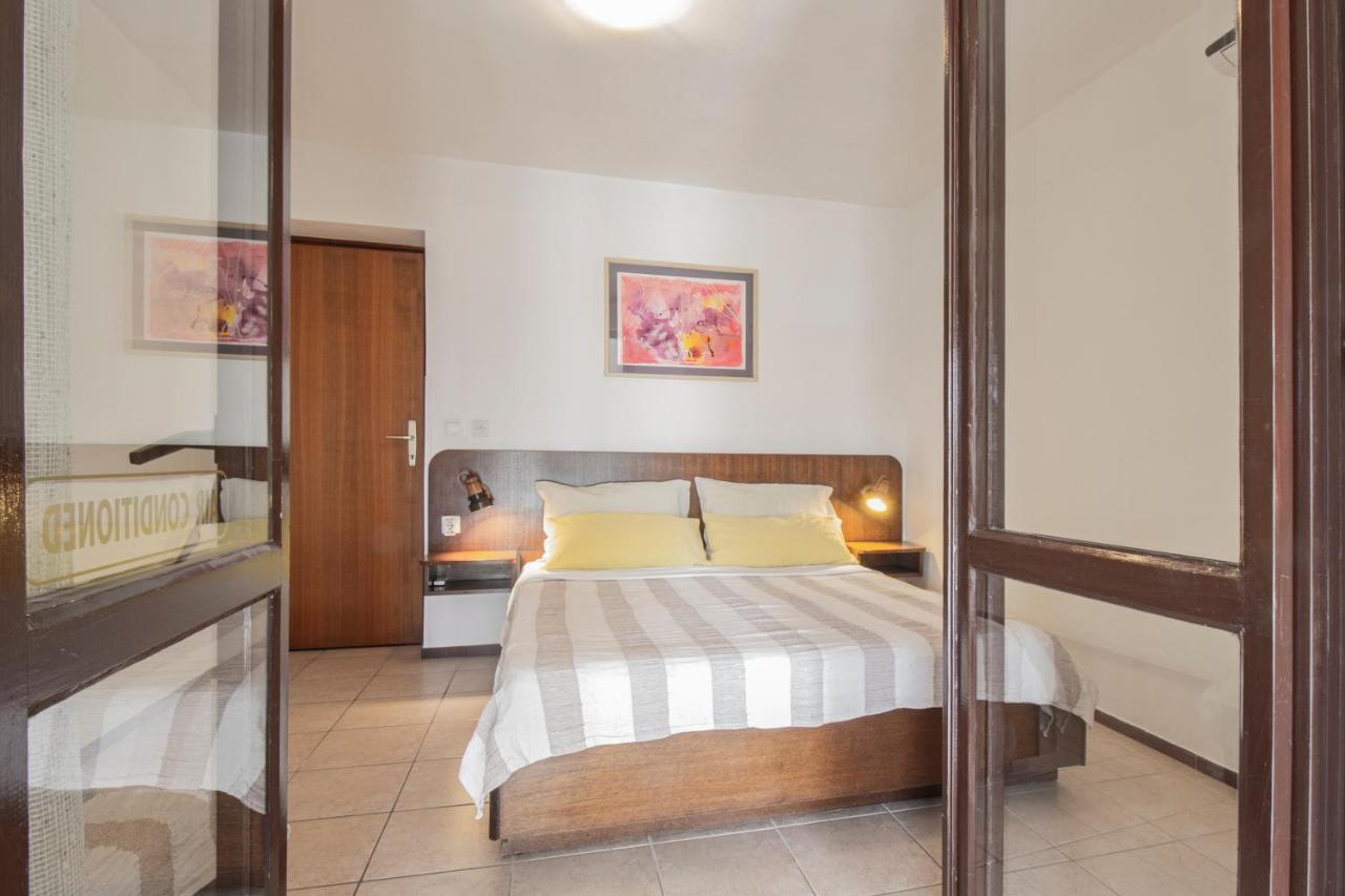 Galapagus Privat Beach & Boat Dock Apartment Metajna Luaran gambar