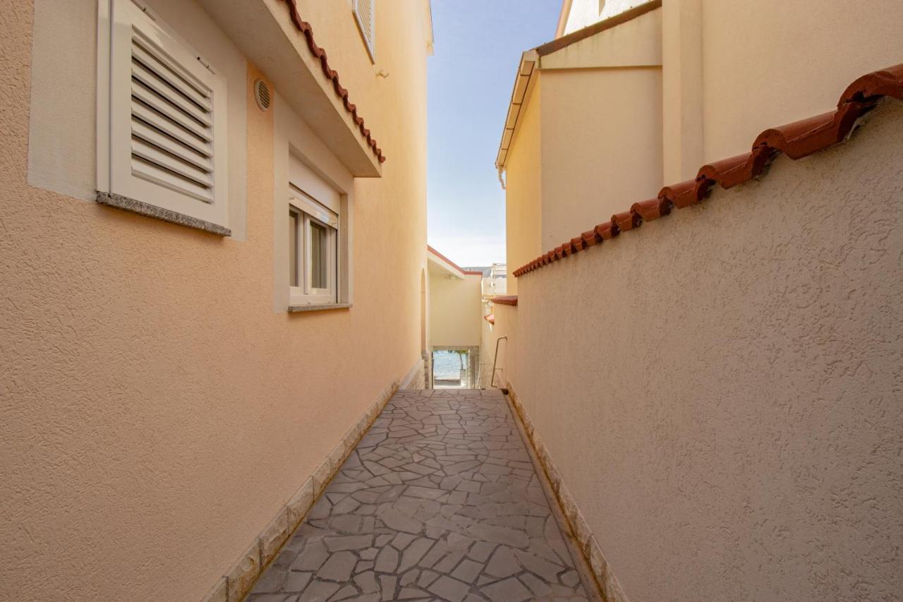 Galapagus Privat Beach & Boat Dock Apartment Metajna Luaran gambar
